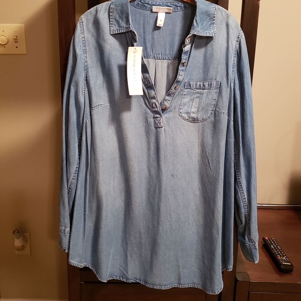 Liz Lange Maternity collar loose fit denim 1/4 button shirt